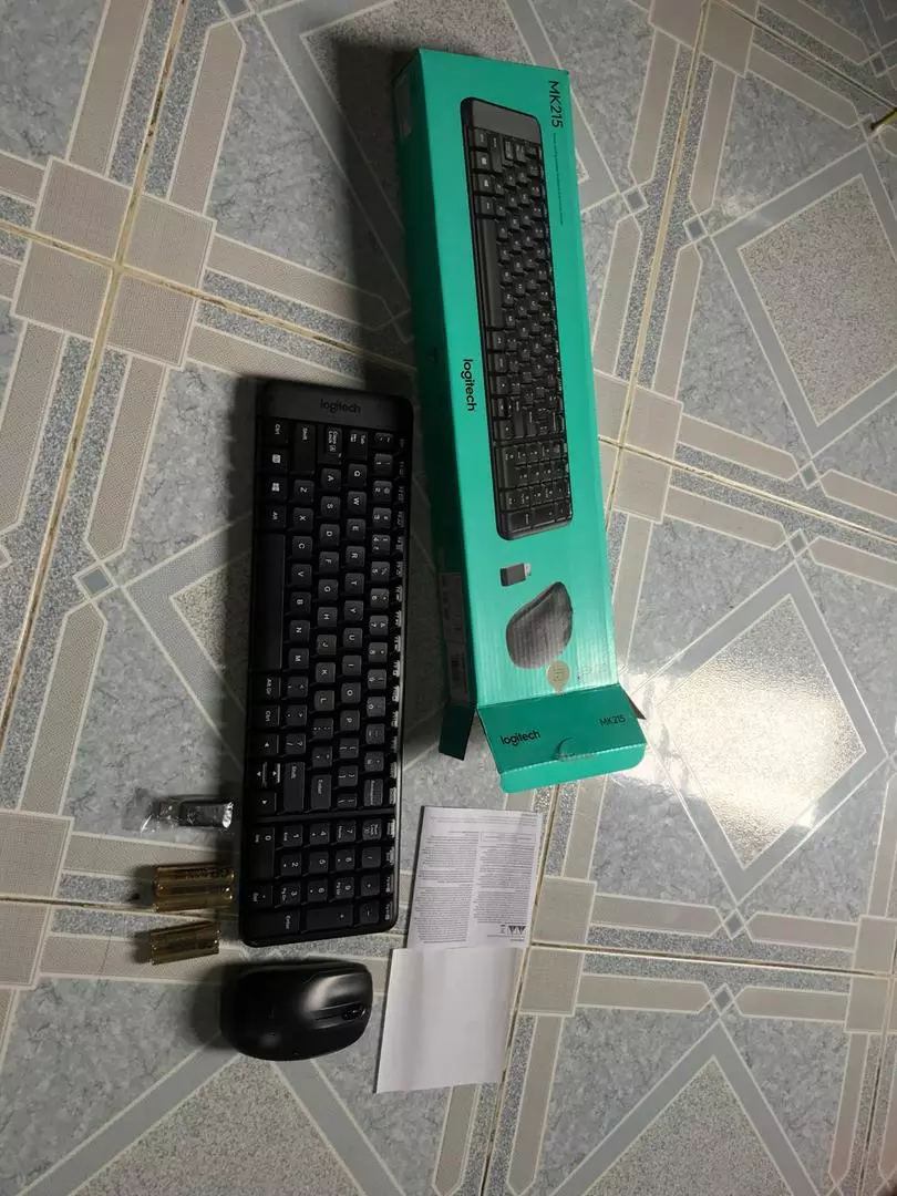 Combo chuột phím không dây Logitech MK215 - nhỏ gọn, có phím số, 1 đầu thu USB