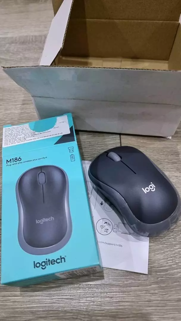 Chuột không dây Logitech M186 - USB, nhỏ gọn, thuận cả 2 tay, phù hợp PC/Laptop