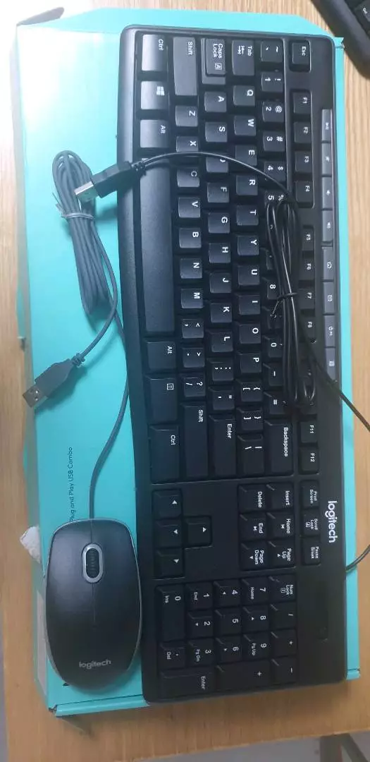 Bộ bàn phím và chuột có dây Logitech MK200