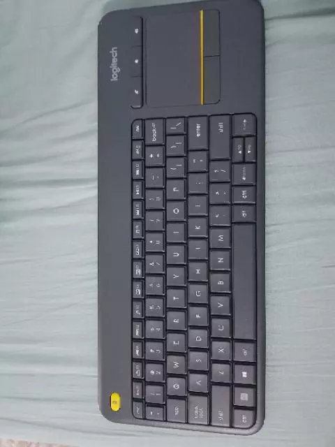 Bàn phím không dây Logitech K400 Plus, có touchpad để kết nối PC - TV, Laptop