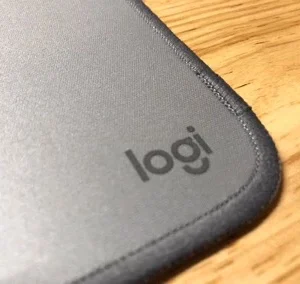 Bàn di chuột cỡ lớn Logitech Desk Mat - Đế chống trượt, lướt dễ dàng, chống đổ tràn