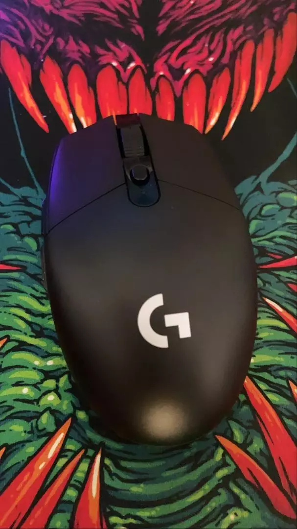 Chuột gaming không dây Logitech G304 - nhẹ, 6 nút lập trình, onboard memory, pin 250h