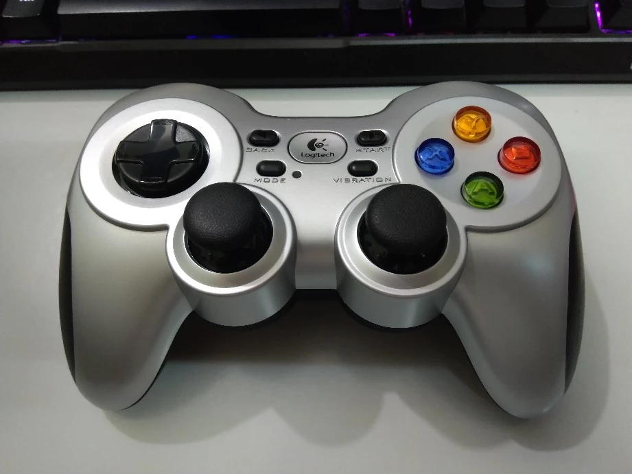 Tay cầm chơi gaming console không dây Logitech F710 - USB 2.4Ghz, 4 phím di chuyển D-Pad