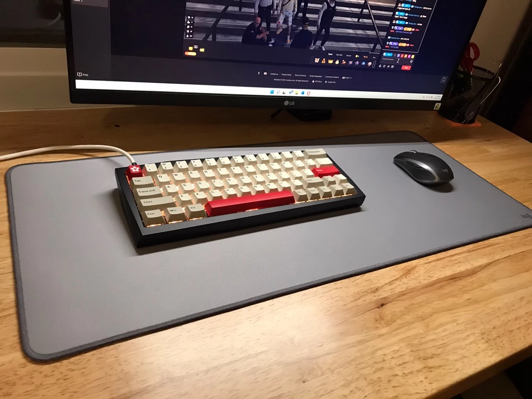 Bàn di chuột cỡ lớn Logitech Desk Mat - Đế chống trượt, lướt dễ dàng, chống đổ tràn