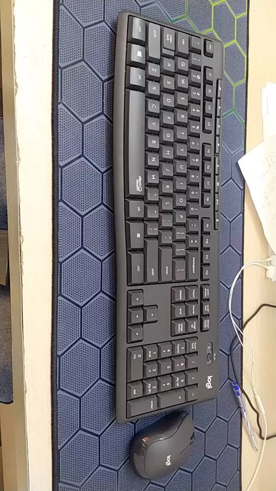 Combo Bàn phím và chuột không dây Logitech MK295 Silent - Giảm ồn, có phím số, bền bỉ