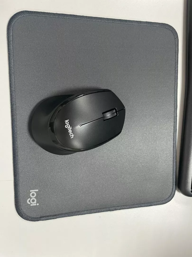 Bàn di chuột Logitech Mouse Pad Studio Series - Đế chống trượt, lướt dễ dàng, chống đổ tràn