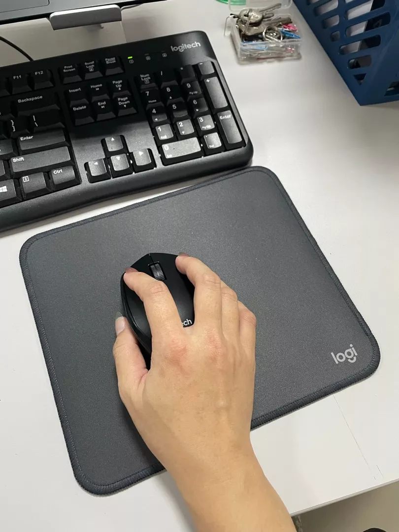 Bàn di chuột Logitech Mouse Pad Studio Series - Đế chống trượt, lướt dễ dàng, chống đổ tràn
