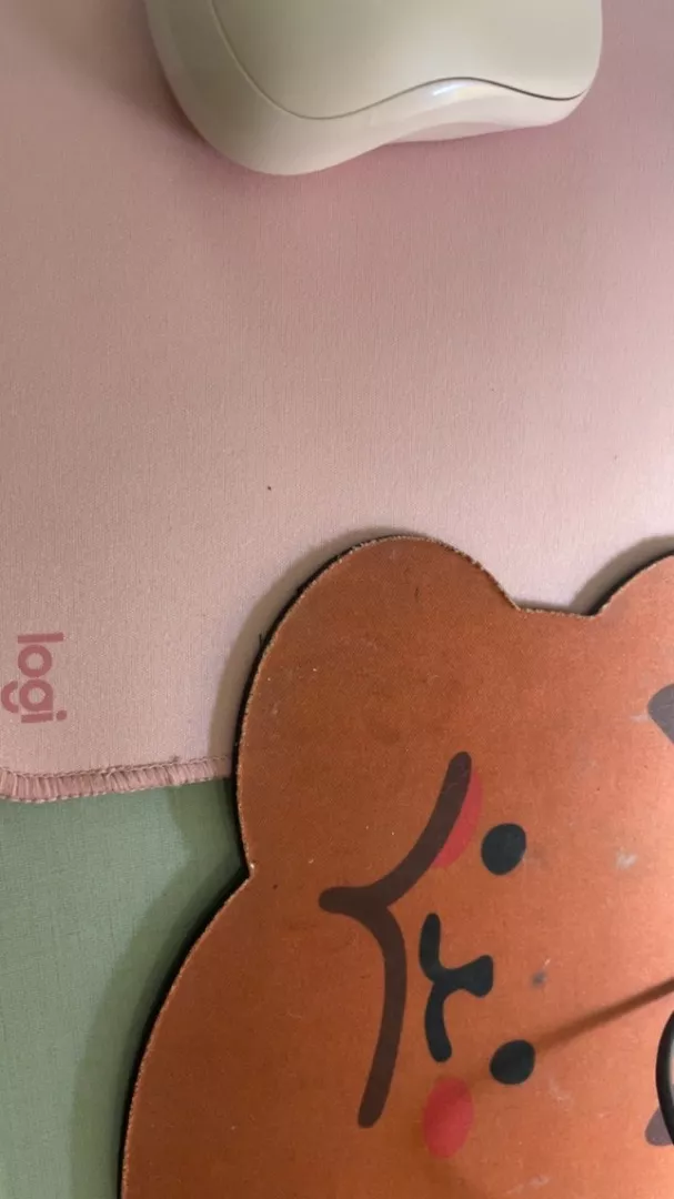 Bàn di chuột Logitech Mouse Pad Studio Series - Đế chống trượt, lướt dễ dàng, chống đổ tràn
