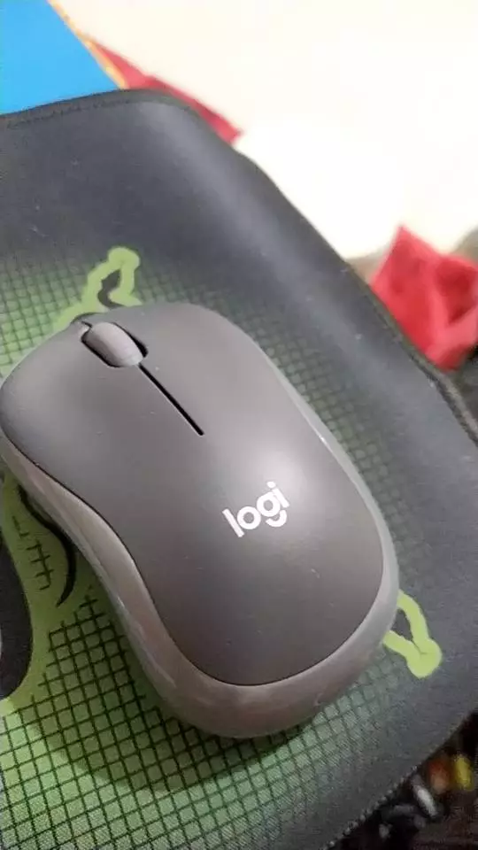 Chuột không dây Logitech M186 - USB, nhỏ gọn, thuận cả 2 tay, phù hợp PC/Laptop