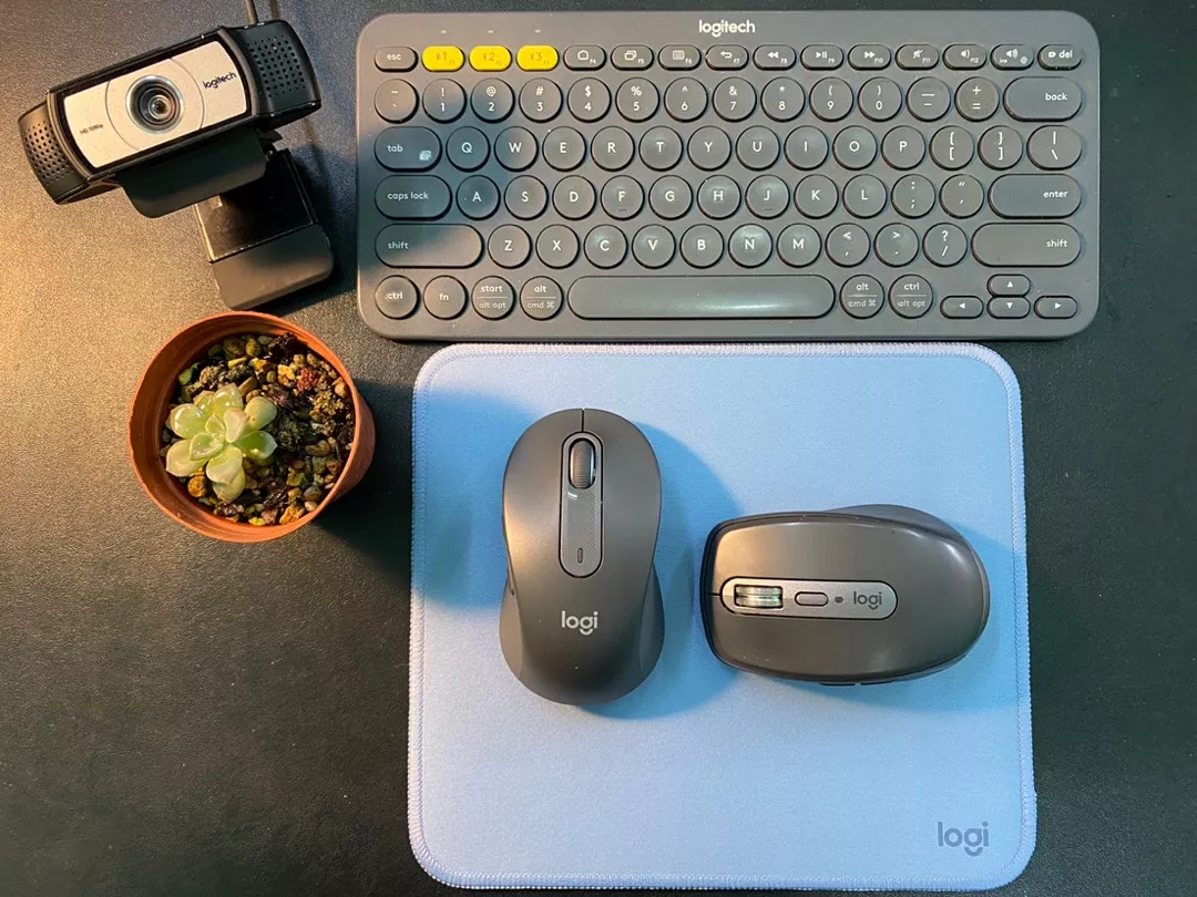 Bàn di chuột Logitech Mouse Pad Studio Series - Đế chống trượt, lướt dễ dàng, chống đổ tràn
