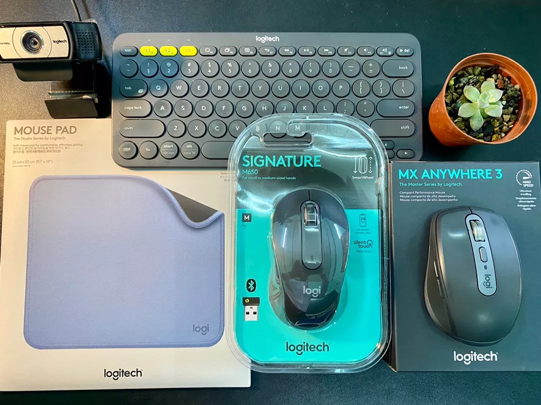 Bàn di chuột Logitech Mouse Pad Studio Series - Đế chống trượt, lướt dễ dàng, chống đổ tràn