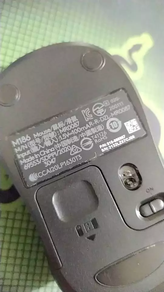 Chuột không dây Logitech M186 - USB, nhỏ gọn, thuận cả 2 tay, phù hợp PC/Laptop