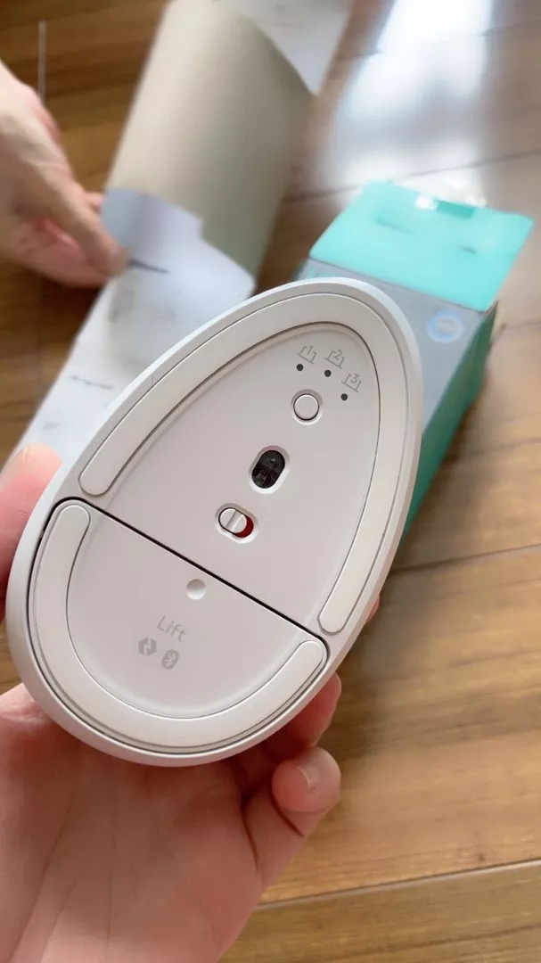 Chuột công thái học không dây Logitech Lift Vertical - Bluetooth | USB, giảm ồn, Win/ Mac