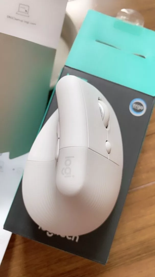 Chuột công thái học không dây Logitech Lift Vertical - Bluetooth | USB, giảm ồn, Win/ Mac
