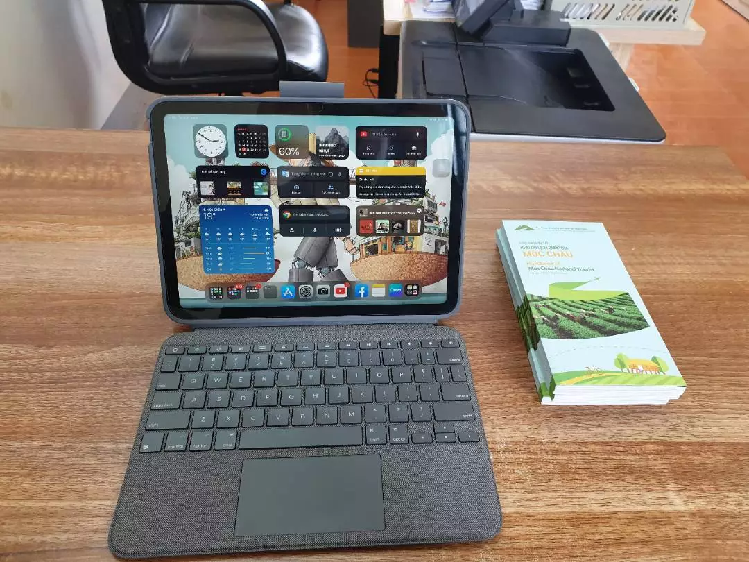 Bao da case kèm phím Logitech Combo Touch dành cho iPad Gen 10 (10.9 inch) - Tháo rời Trackpad