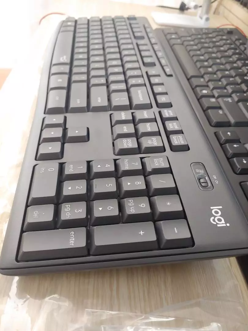 Combo Bàn phím và chuột không dây Logitech MK295 Silent - Giảm ồn, có phím số, bền bỉ