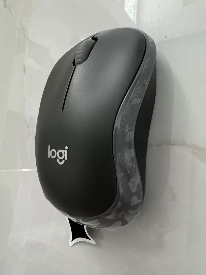 Chuột không dây Logitech M186 - USB, nhỏ gọn, thuận cả 2 tay, phù hợp PC/Laptop