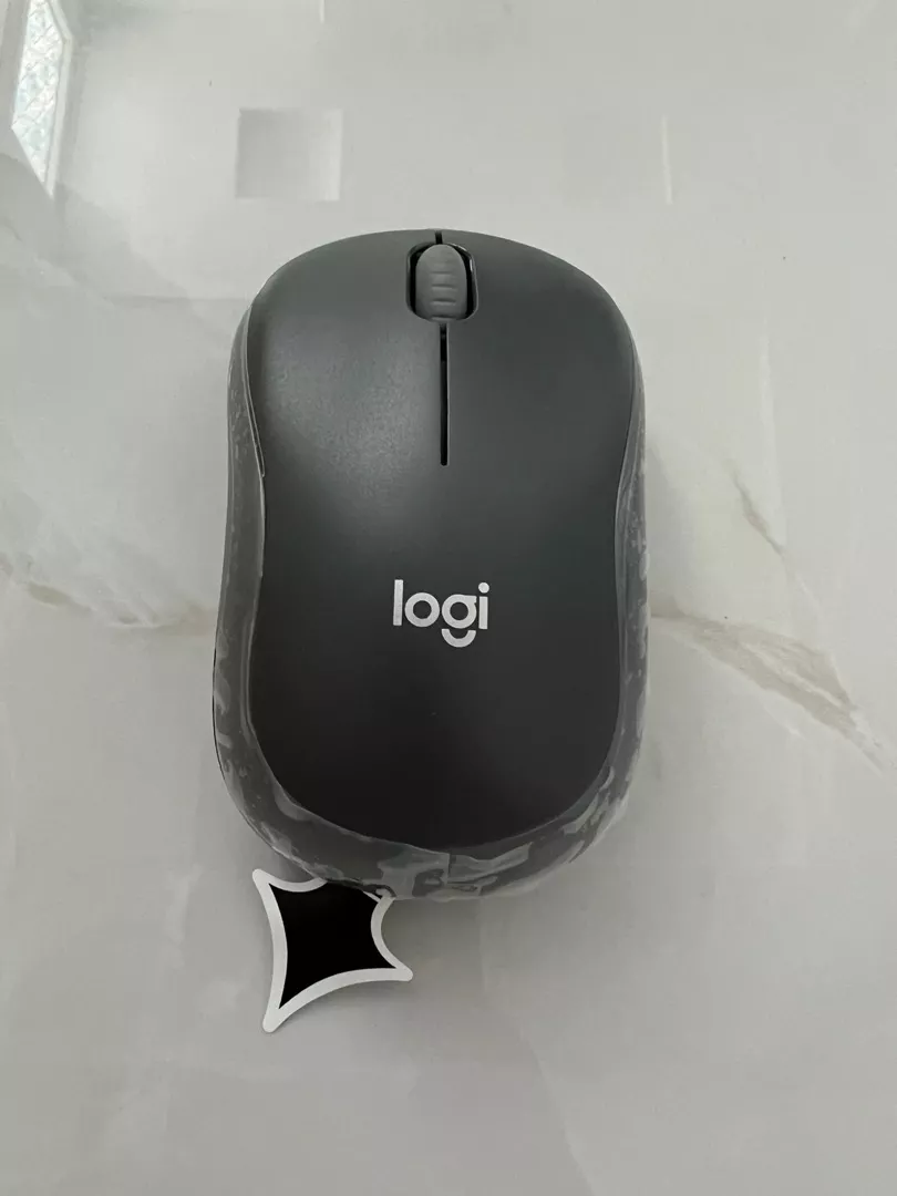 Chuột không dây Logitech M186 - USB, nhỏ gọn, thuận cả 2 tay, phù hợp PC/Laptop