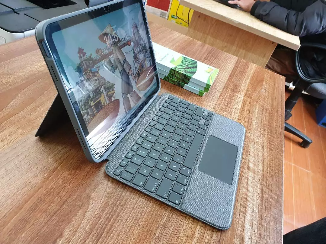 Bao da case kèm phím Logitech Combo Touch dành cho iPad Gen 10 (10.9 inch) - Tháo rời Trackpad