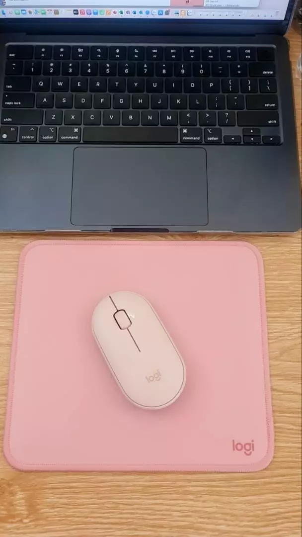 Bàn di chuột Logitech Mouse Pad Studio Series - Đế chống trượt, lướt dễ dàng, chống đổ tràn