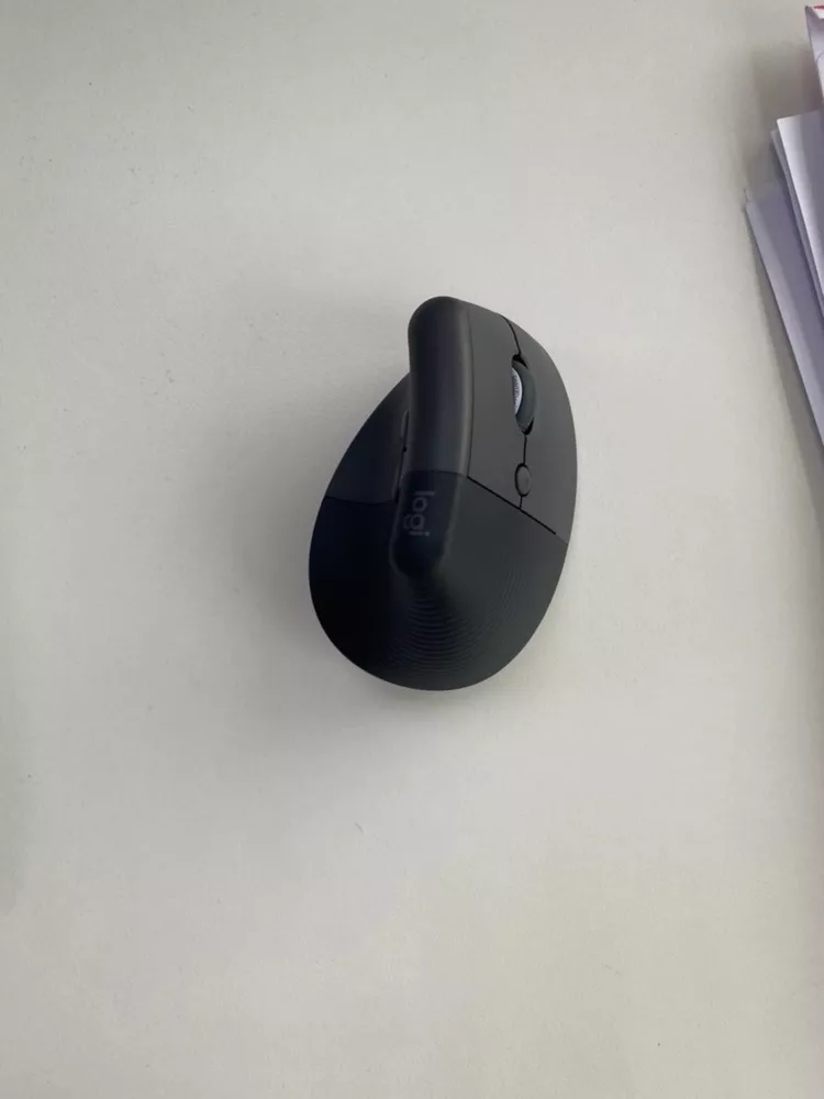 Chuột công thái học không dây Logitech Lift Vertical - Bluetooth | USB, giảm ồn, Win/ Mac