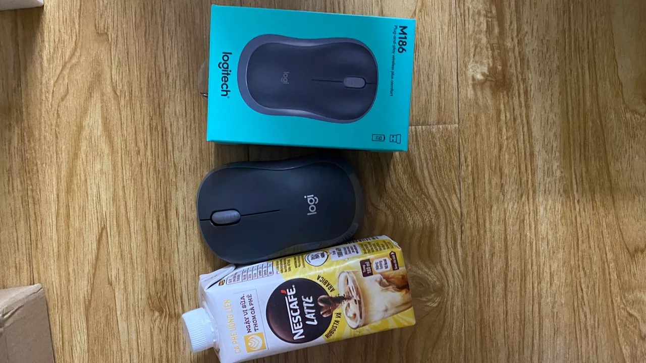 Chuột không dây Logitech M186 - USB, nhỏ gọn, thuận cả 2 tay, phù hợp PC/Laptop