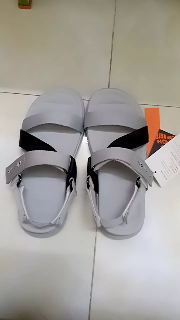 Giày Sandal Unisex Shondo F6 Êm Nhẹ Dễ Mang Màu Xám Phối Quai Đen F6S2011