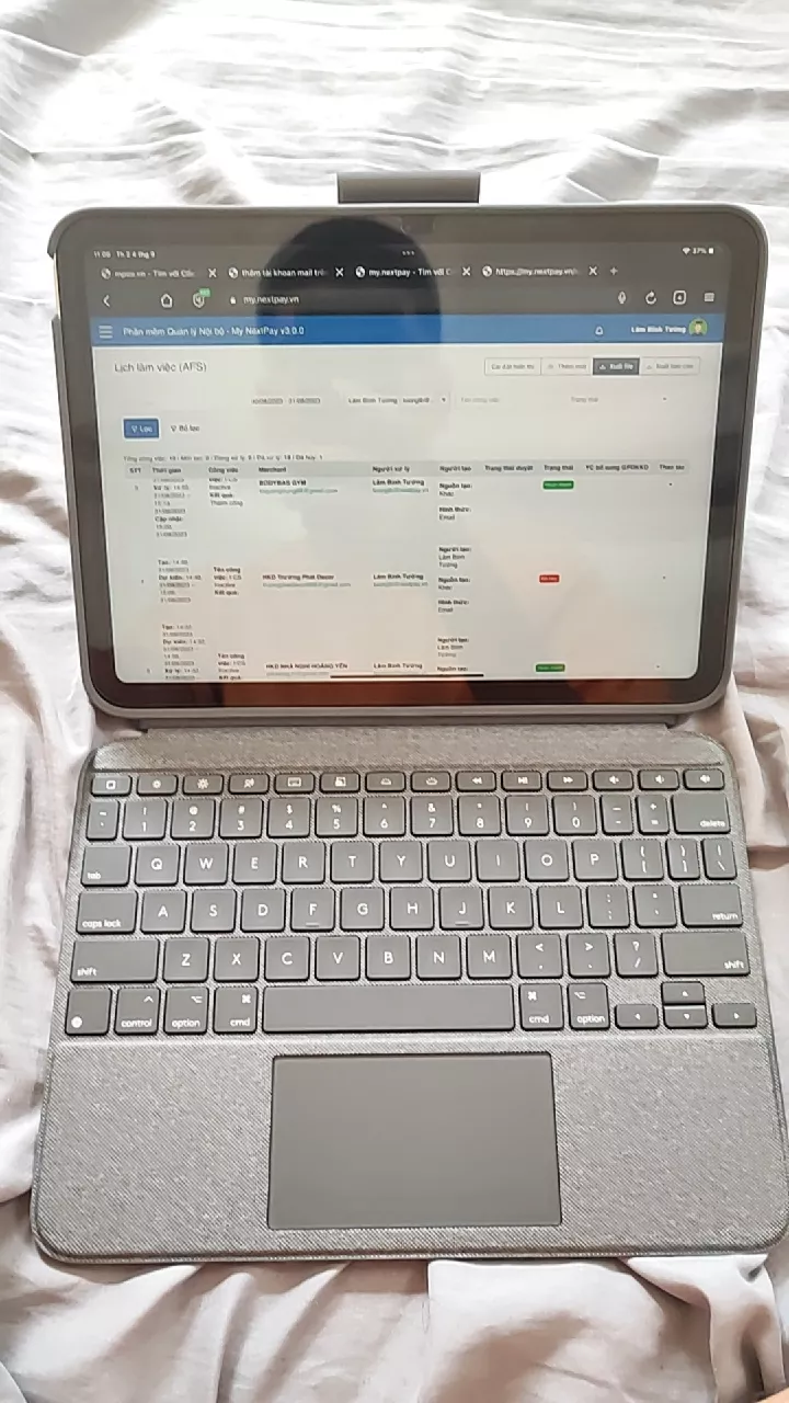 Bao da case kèm phím Logitech Combo Touch dành cho iPad Gen 10 (10.9 inch) - Tháo rời Trackpad