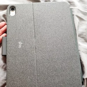 Bao da case kèm phím Logitech Combo Touch dành cho iPad Gen 10 (10.9 inch) - Tháo rời Trackpad