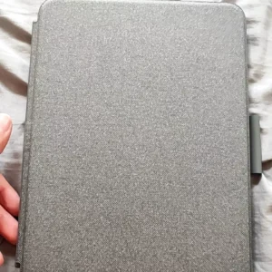 Bao da case kèm phím Logitech Combo Touch dành cho iPad Gen 10 (10.9 inch) - Tháo rời Trackpad