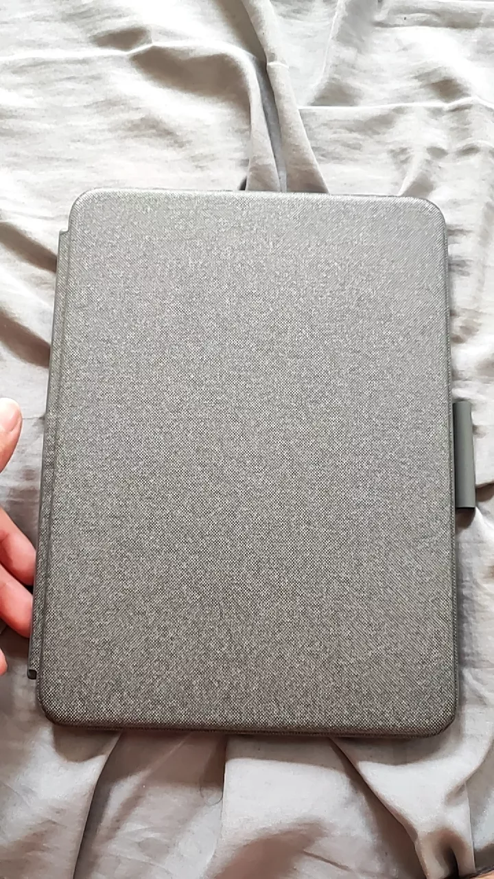 Bao da case kèm phím Logitech Combo Touch dành cho iPad Gen 10 (10.9 inch) - Tháo rời Trackpad