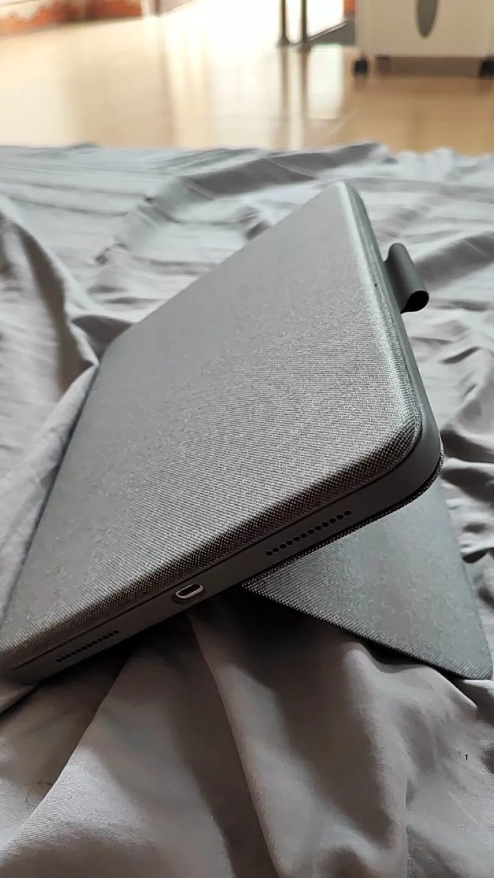 Bao da case kèm phím Logitech Combo Touch dành cho iPad Gen 10 (10.9 inch) - Tháo rời Trackpad