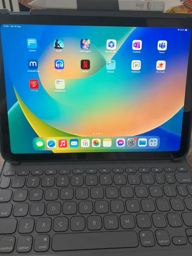 Bao da kèm phím Logitech Slim Folio cho iPad Gen 10 (10.9 inch) & Bút cảm ứng Logitech Crayon