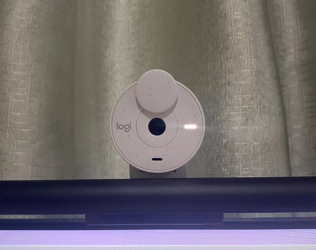 Webcam Full HD Logitech Brio 300 - Micrô giảm tiếng ồn, USB-C, tự động chỉnh ánh sáng
