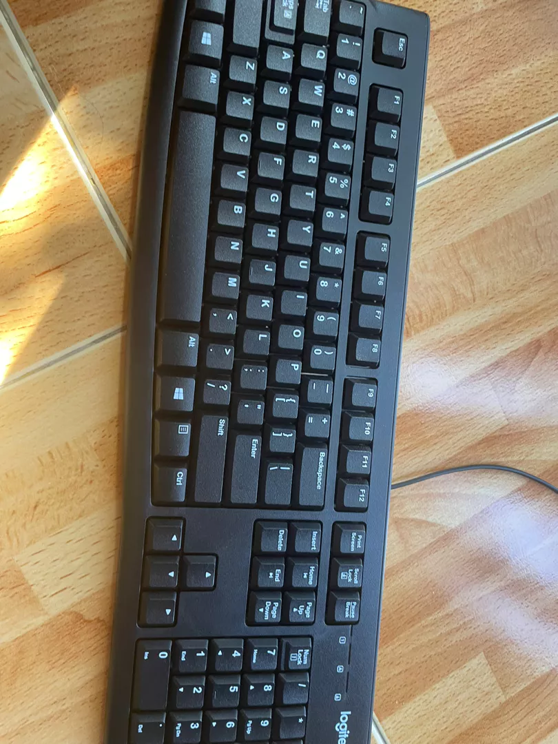 Bàn phím có dây Logitech K120 - Bền bỉ, chống tràn, kích thước đầy đủ có phím số