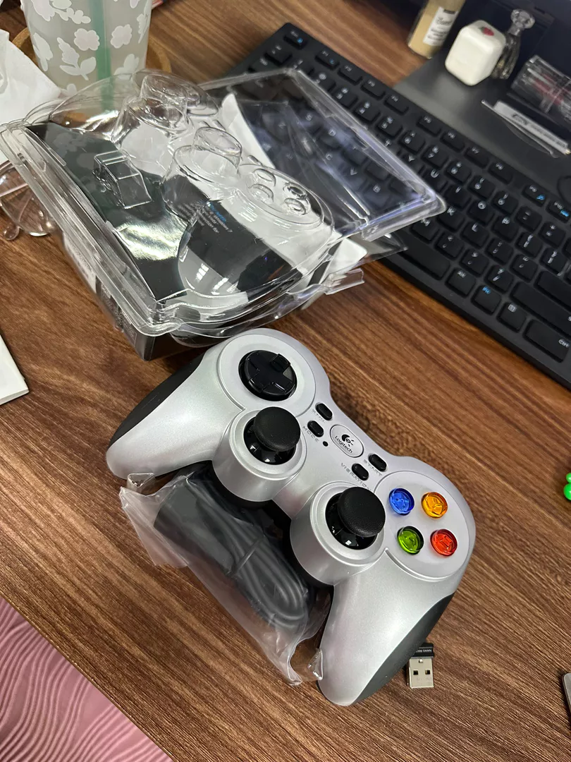 Tay cầm chơi gaming console không dây Logitech F710 - USB 2.4Ghz, 4 phím di chuyển D-Pad