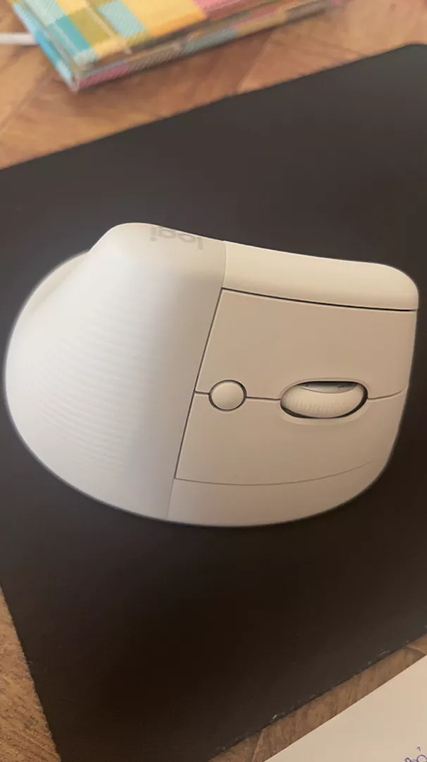 Chuột công thái học không dây Logitech Lift Vertical - Bluetooth | USB, giảm ồn, Win/ Mac