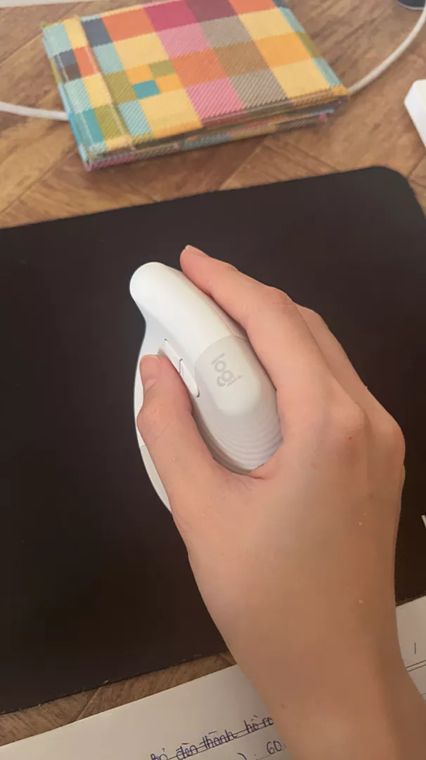 Chuột công thái học không dây Logitech Lift Vertical - Bluetooth | USB, giảm ồn, Win/ Mac