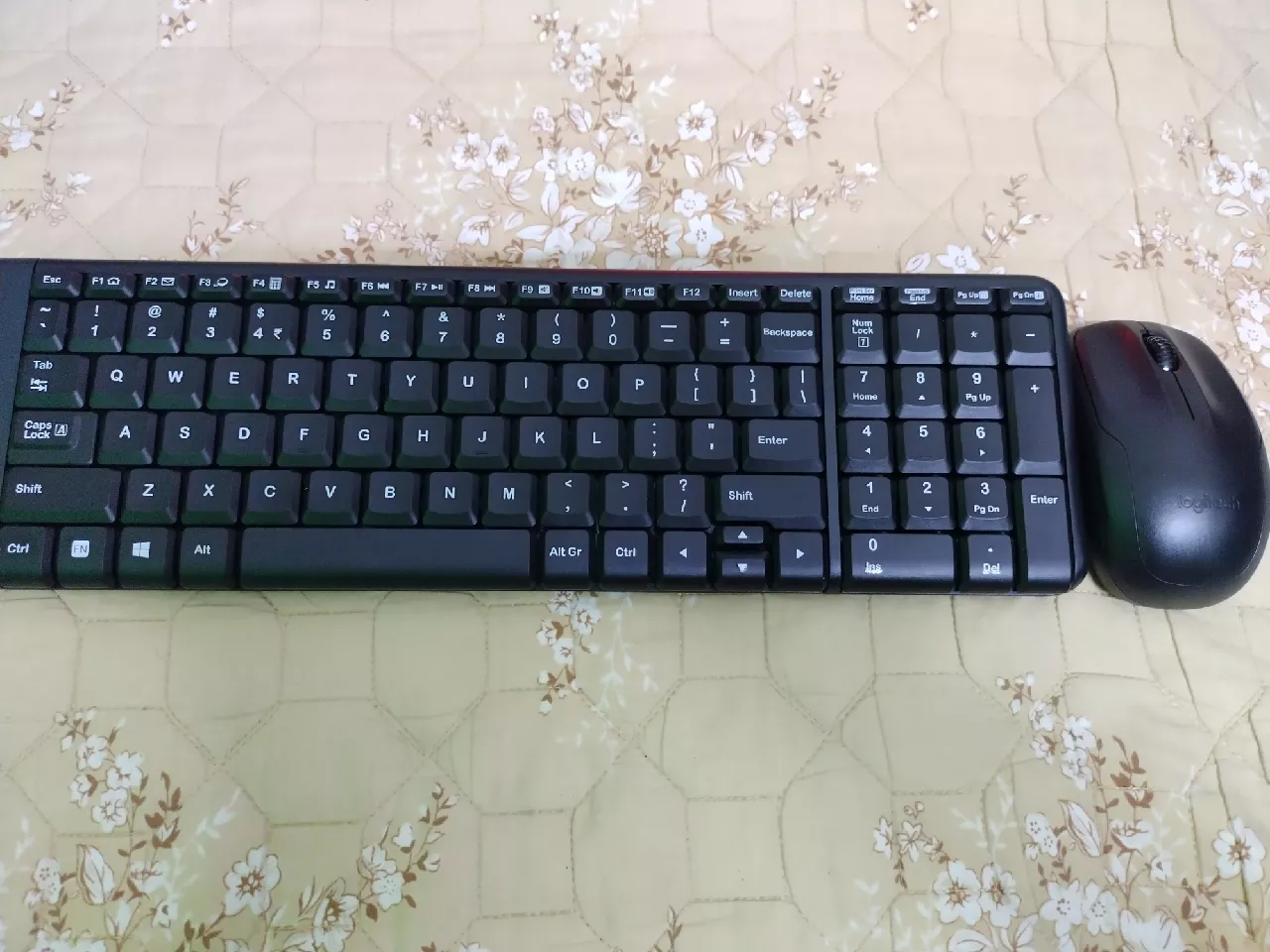 Combo chuột phím không dây Logitech MK215 - nhỏ gọn, có phím số, 1 đầu thu USB