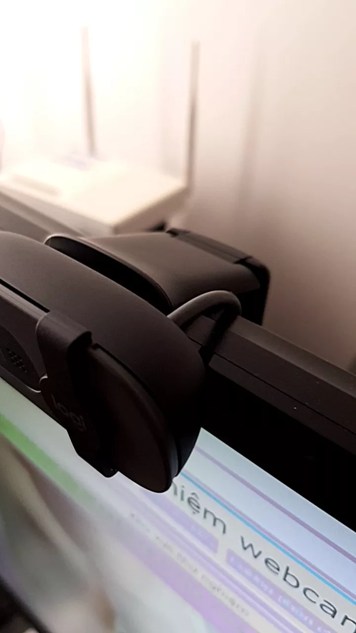 Webcam Full HD Logitech Brio 100 - Cân bằng ánh sáng, Mic, Màn chập, USB-A, Google Meet, Zoom