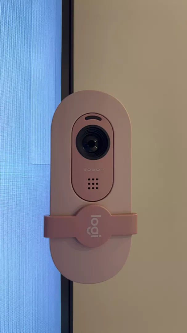 Webcam Full HD Logitech Brio 100 - Cân bằng ánh sáng, Mic, Màn chập, USB-A, Google Meet, Zoom