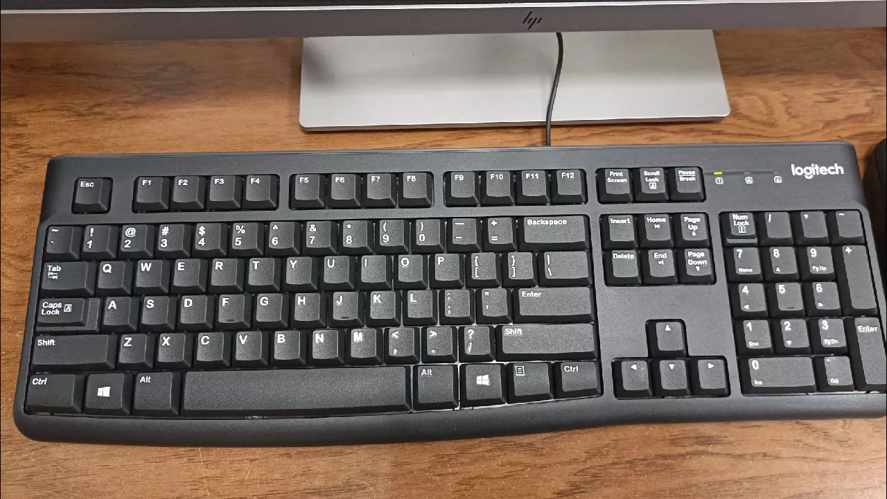 Bàn phím có dây Logitech K120 - Bền bỉ, chống tràn, kích thước đầy đủ có phím số
