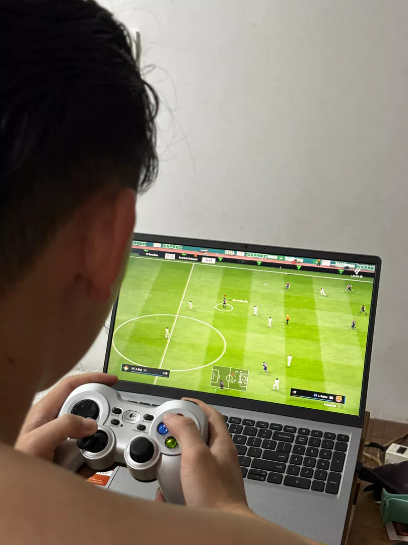Tay cầm chơi gaming console không dây Logitech F710 - USB 2.4Ghz, 4 phím di chuyển D-Pad
