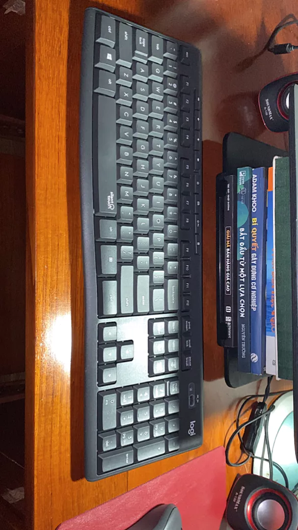 Combo Bàn phím và chuột không dây Logitech MK295 Silent - Giảm ồn, có phím số, bền bỉ