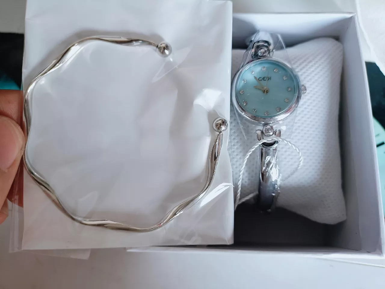 Đồng Hồ Nữ Mặt Tròn Số GEDI, Dạng Lắc Tay Sang Chảnh, Đồng Hồ Đeo Tay Nữ Dạng Lắc Tay Mặt Đơn Giản