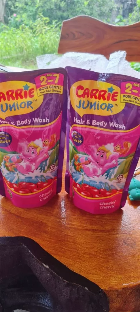 Combo 2 Túi Sữa Tắm Gội thiên nhiên Sạch Dịu Nhẹ & ẩm mịn Cho Bé Carrie Junior Cheeky Cherry 500g x2 (quà mùi ngẫu nhiên