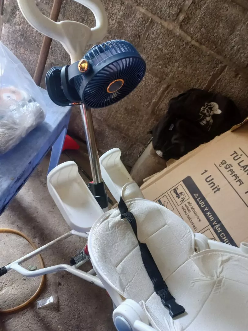 ( Loại 1) Quạt tích điện kẹp bàn mini để bàn 5 mức độ có đèn led pin 5000 MHA Và 10000 MHA cao cấp