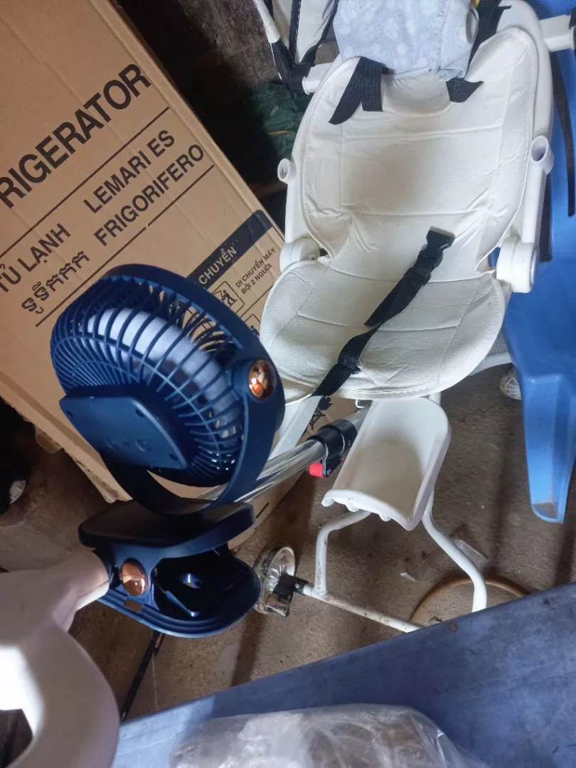 ( Loại 1) Quạt tích điện kẹp bàn mini để bàn 5 mức độ có đèn led pin 5000 MHA Và 10000 MHA cao cấp