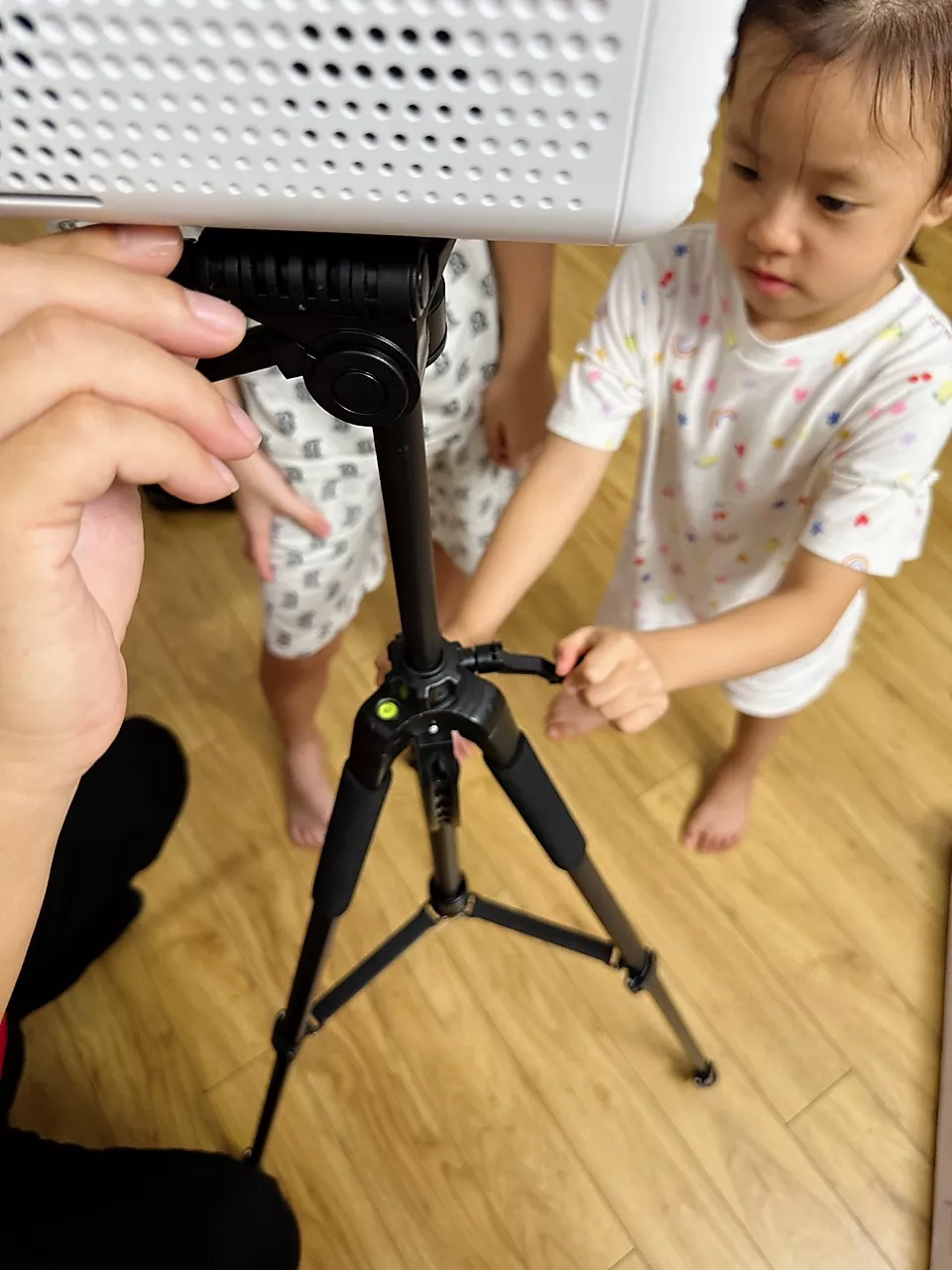 Chân máy chiếu BEECUBE Tripod 360° khung nhôm Cao Cấp - Chịu Lực Tốt - tải trọng 3kg có túi đeo tặng kèm kẹp điện thoại