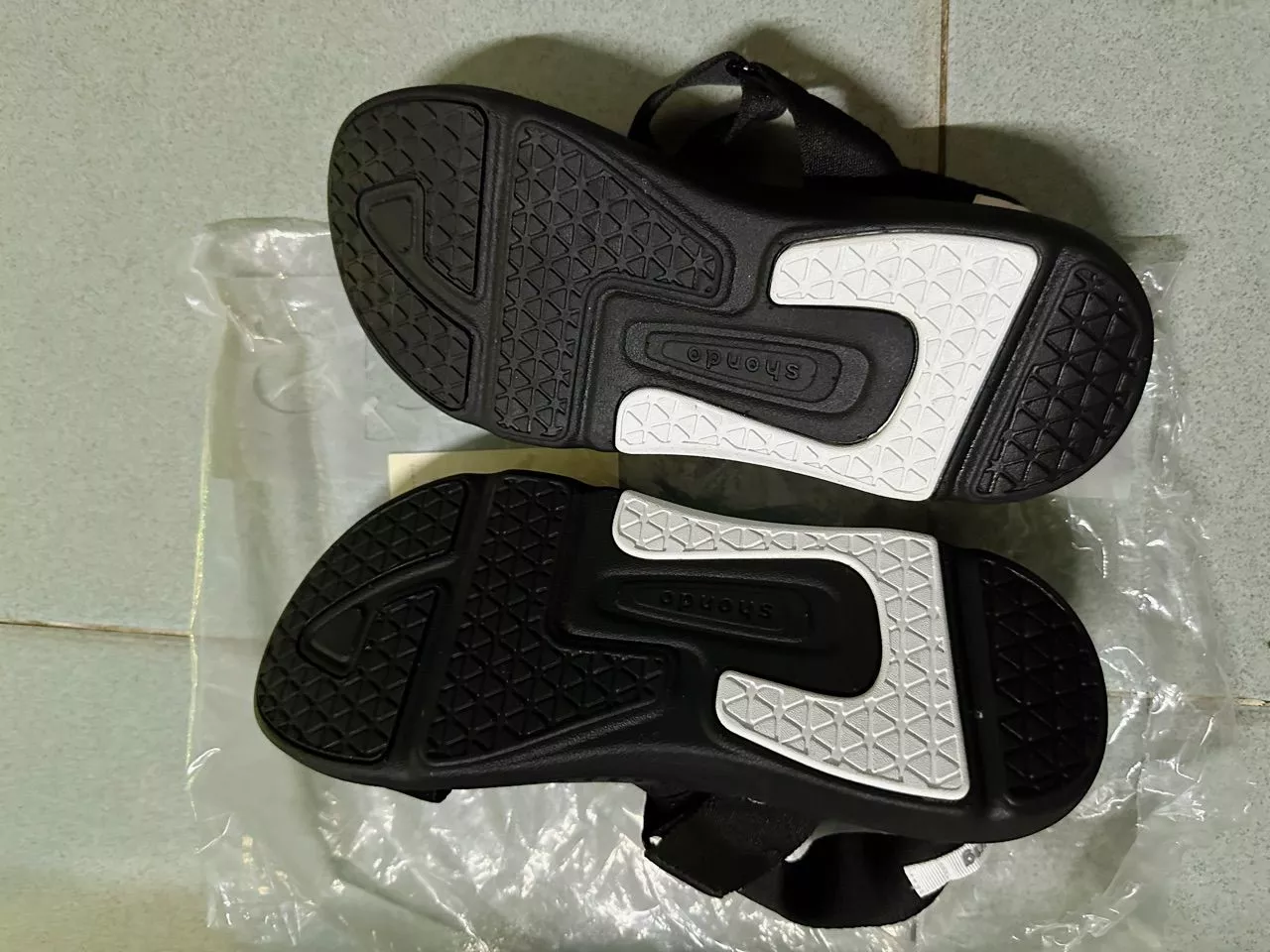 Giày Sandal Nam Nữ Shondo F7R Quai Chéo Thể Thao Đen Phối Trắng Quai Đen F7R1010